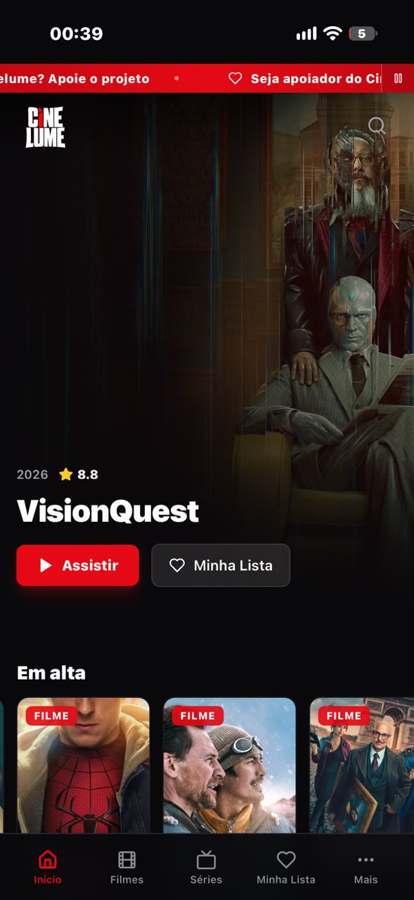 Interface do Cinelume no celular, com destaque para VisionQuest, botões Assistir e Minha Lista, títulos em alta e navegação por categorias.